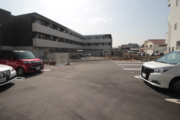 物件外観写真6　(駐車場)