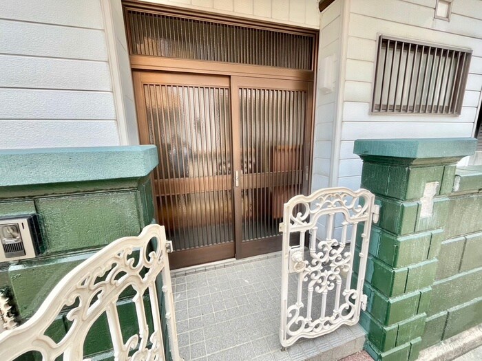 物件外観写真2　(エントランス部分)