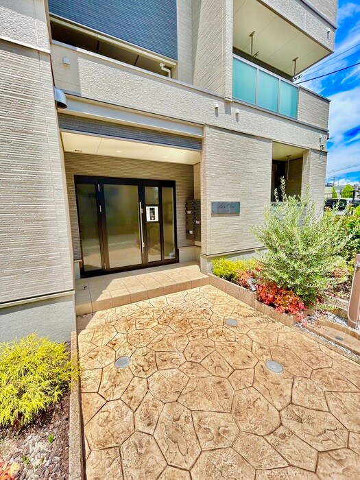 物件外観写真6　(エントランス部分)