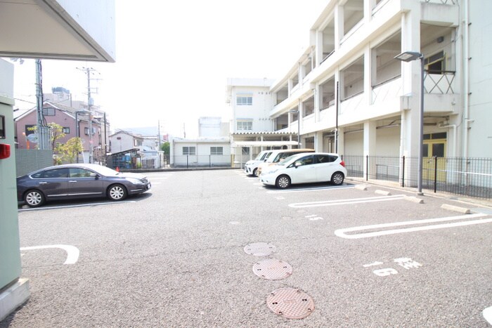 物件外観写真5　(駐車場)