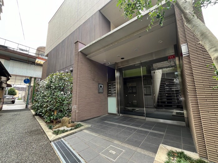 物件外観写真2　(エントランス部分)