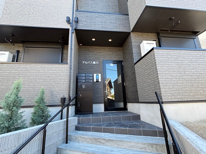 物件外観写真2　(エントランス部分)