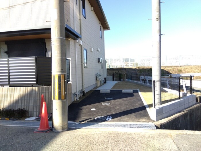 物件外観写真6　(駐車場)