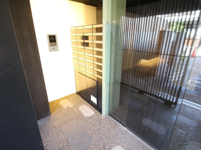 物件外観写真2　(エントランス部分)