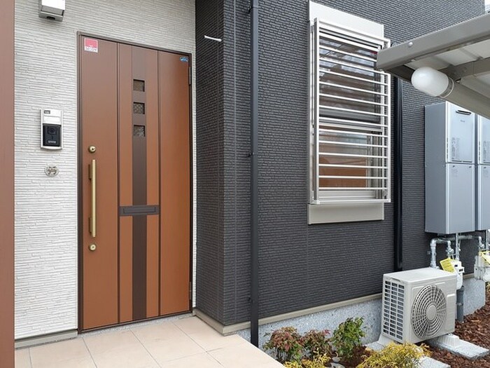 物件外観写真2　(エントランス部分)