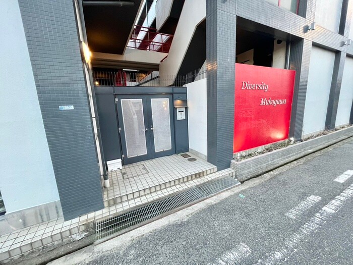 物件外観写真3　(エントランス部分)