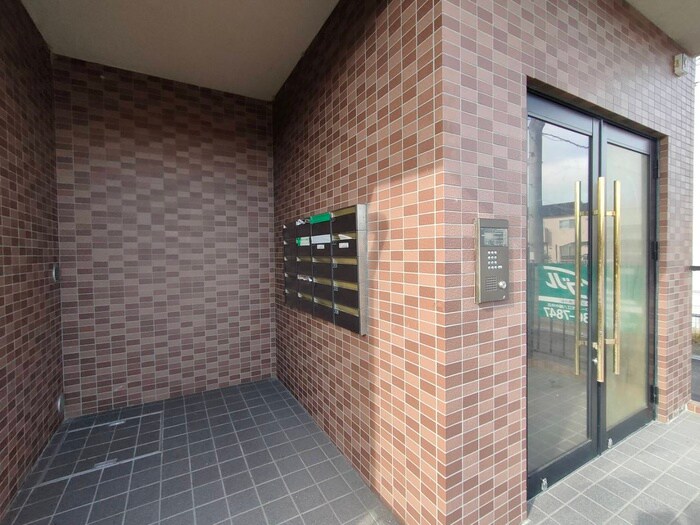 物件外観写真6　(エントランス部分)