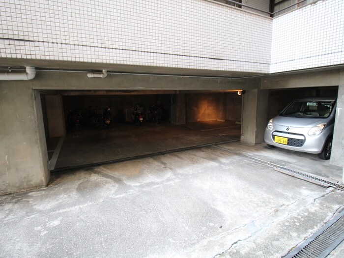 物件外観写真3　(バイク置き場)