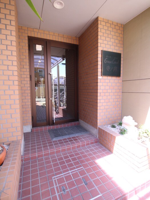 物件外観写真3　(エントランス部分)