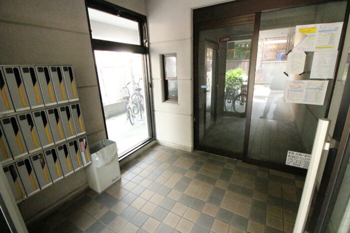 物件外観写真3　(エントランス部分)