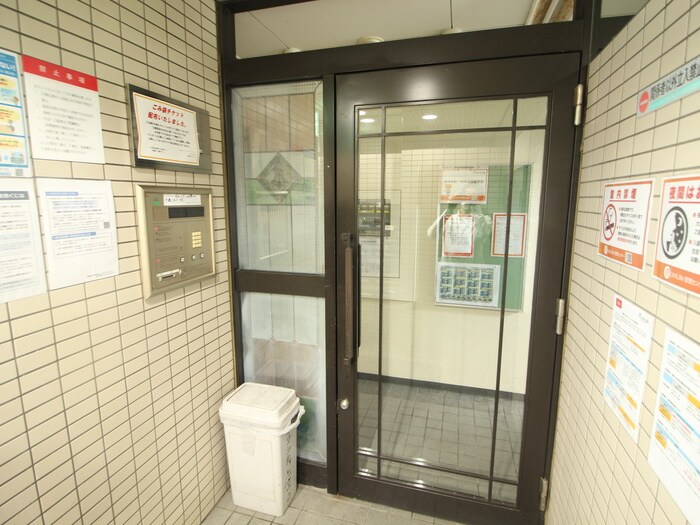 物件外観写真3　(エントランス部分)