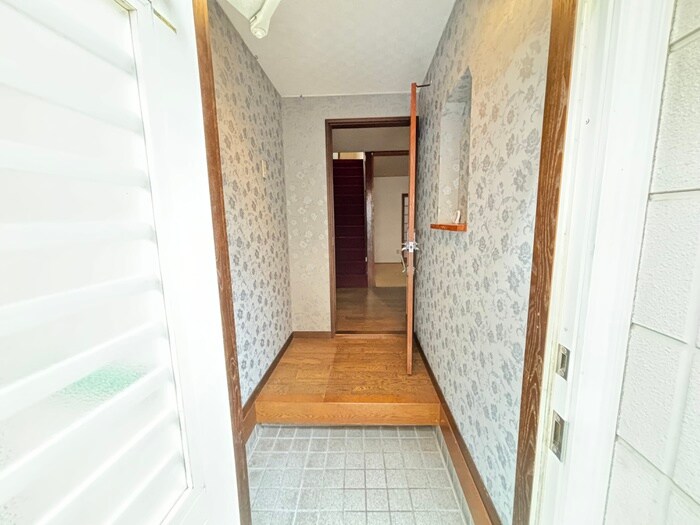 物件内観写真7　(玄関)