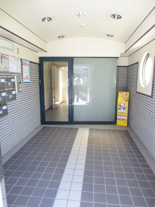 物件外観写真2　(エントランス部分)