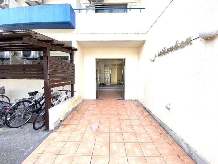 物件外観写真3　(エントランス部分)