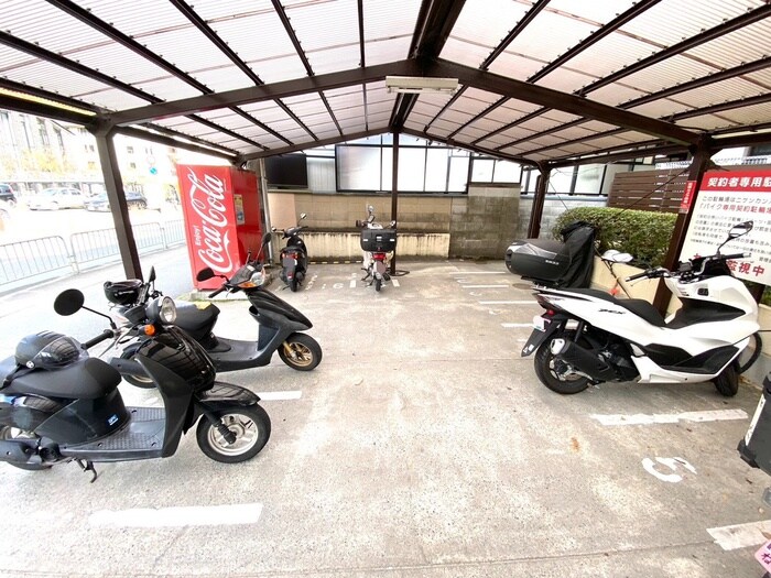物件外観写真6　(バイク置き場)