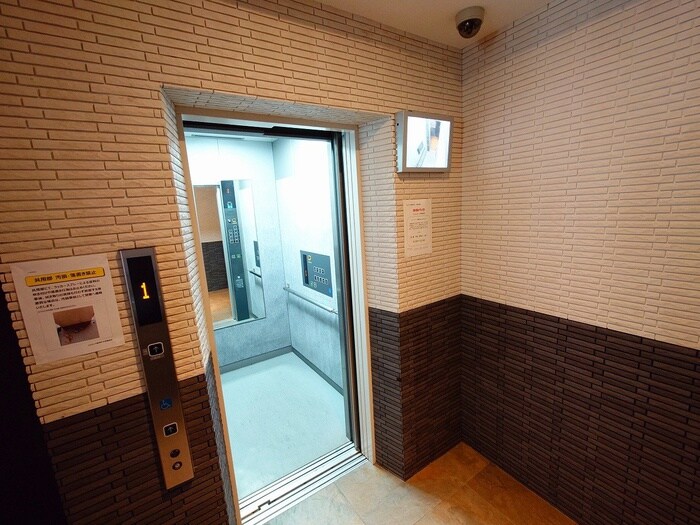 物件外観写真4　(エントランス部分)