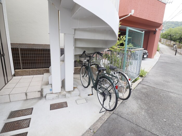 物件外観写真4　(駐輪場)