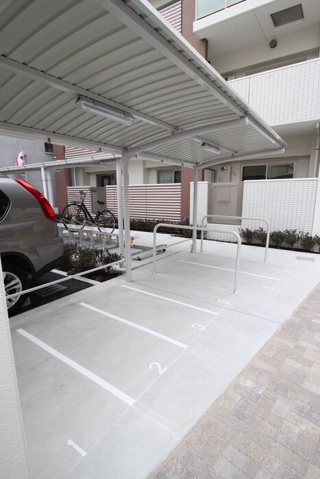 物件外観写真3　(バイク置き場)