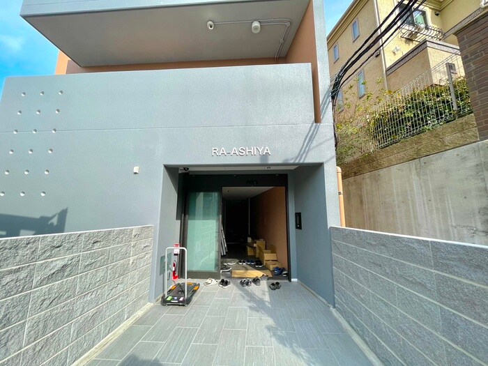 物件外観写真3　(エントランス部分)