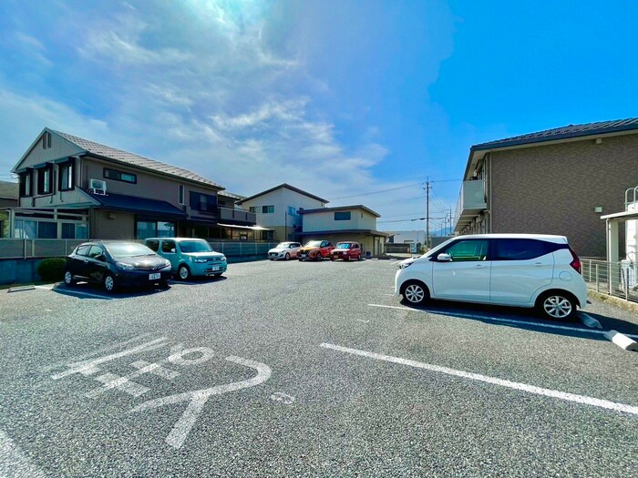 物件外観写真3　(駐車場)