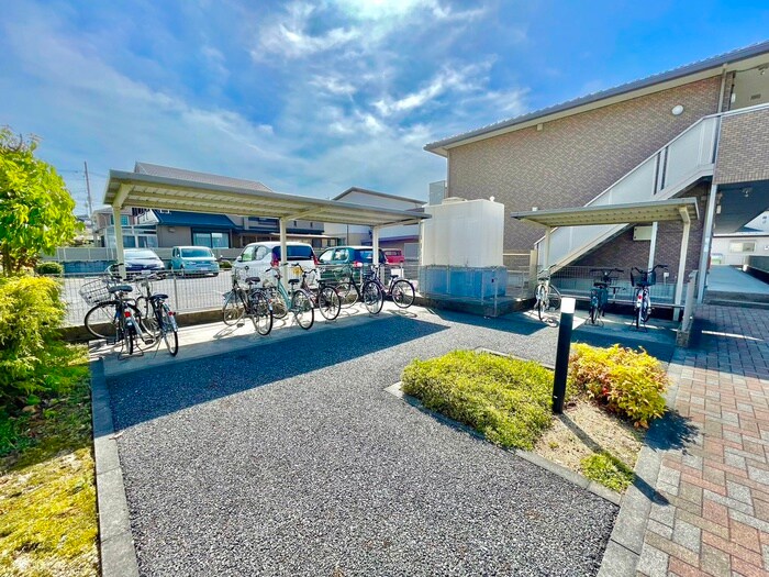 物件外観写真4　(駐輪場)