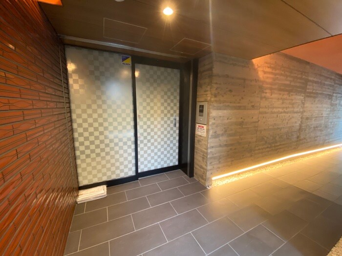 物件外観写真2　(エントランス部分)