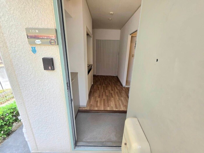 物件内観写真13　(玄関)
