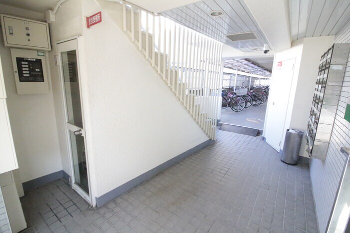 物件外観写真4　(エントランス部分)