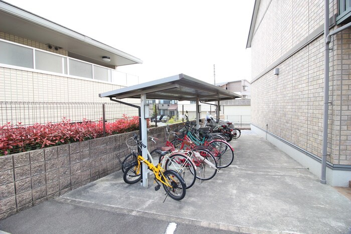 物件外観写真4　(駐輪場)