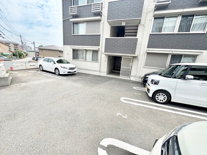 物件外観写真2　(駐車場)