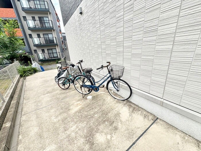 物件外観写真5　(駐輪場)