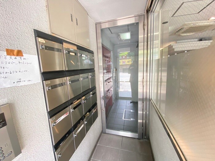 物件外観写真2　(エントランス部分)