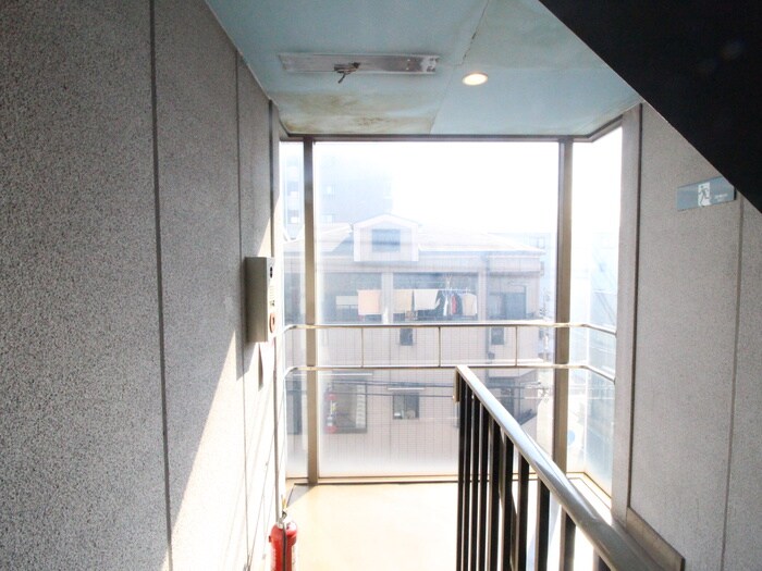 物件外観写真4　(エントランス部分)