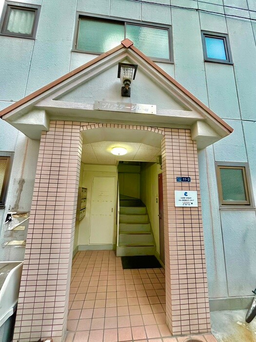 物件外観写真3　(エントランス部分)