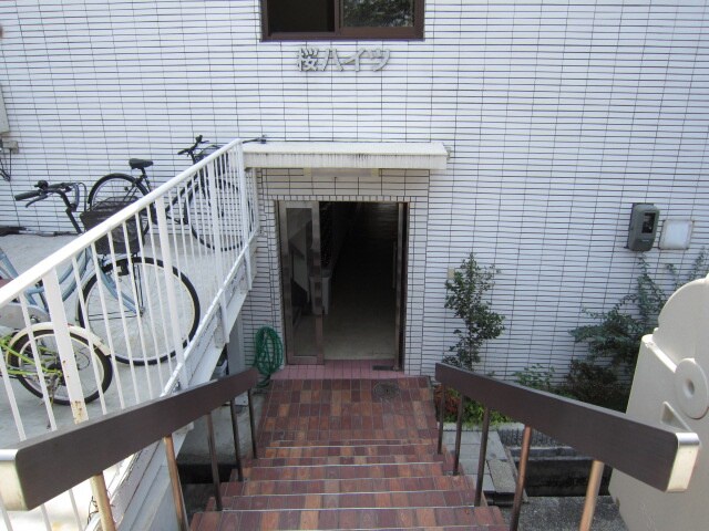 物件外観写真2　(エントランス部分)