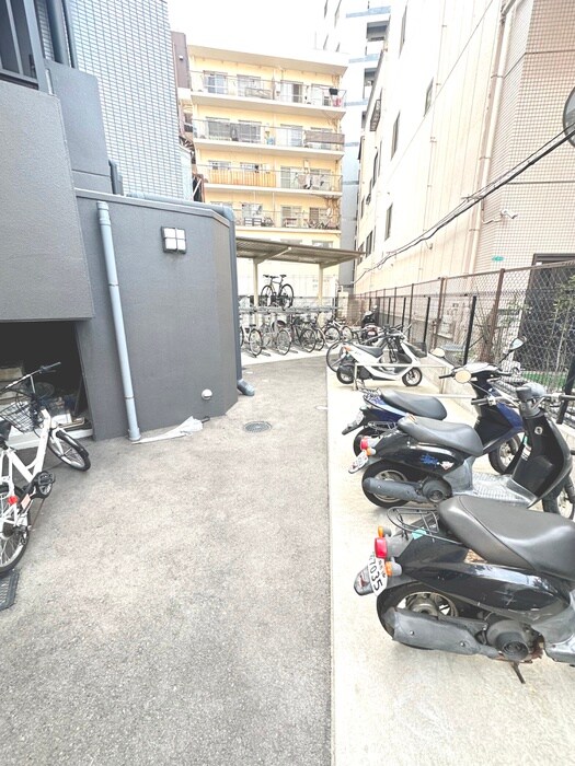 物件外観写真5　(バイク置き場)