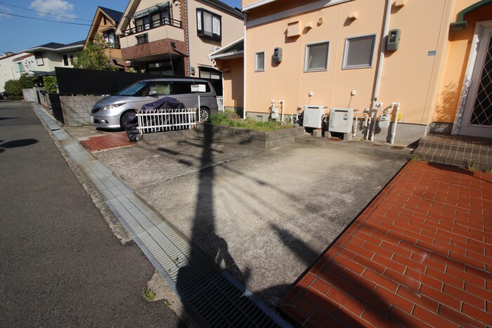 物件外観写真4　(駐車場)