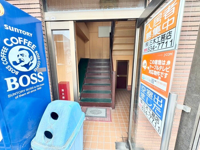 物件外観写真4　(エントランス部分)