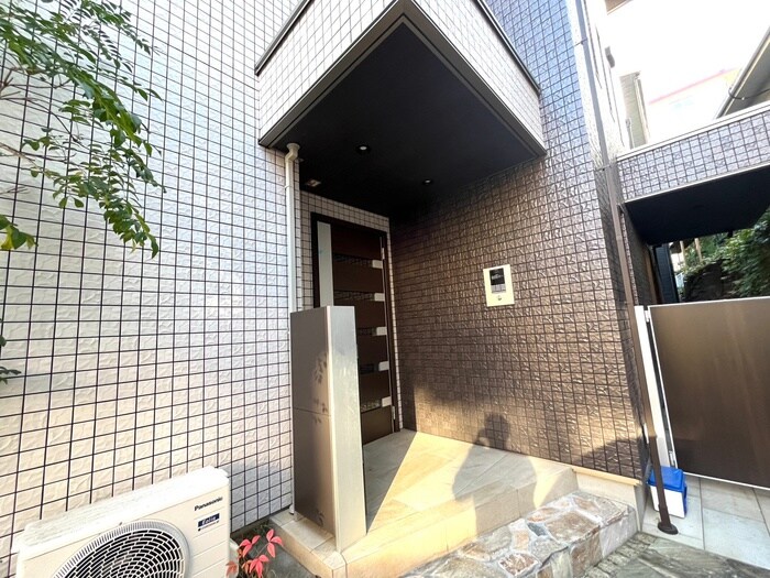 物件外観写真2　(エントランス部分)