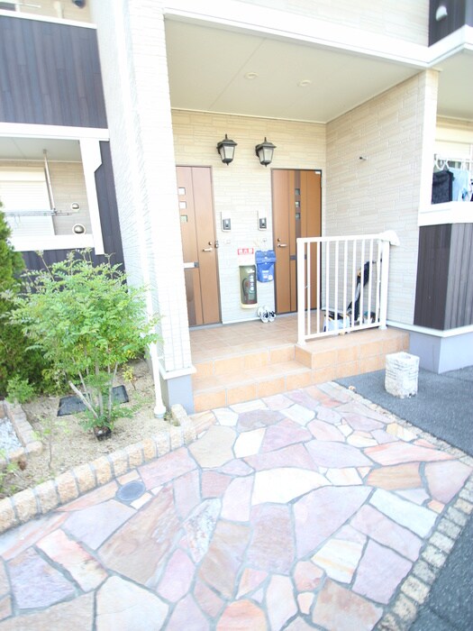 物件外観写真2　(エントランス部分)
