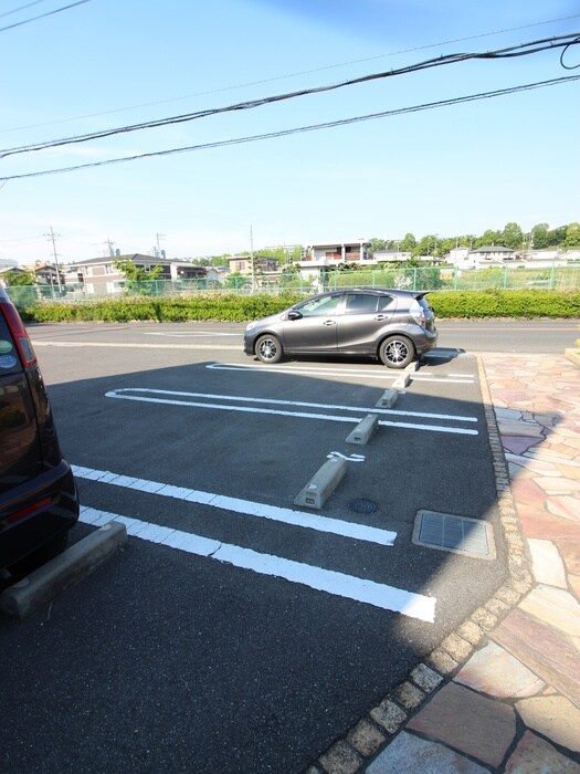 物件外観写真3　(駐車場)