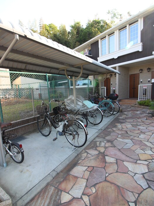 物件外観写真4　(駐輪場)