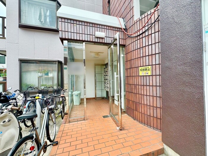 物件外観写真2　(エントランス部分)