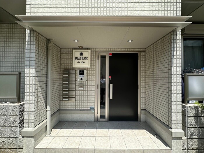 物件外観写真3　(エントランス部分)