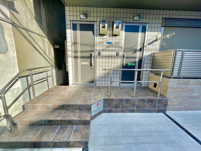 物件外観写真4　(エントランス部分)