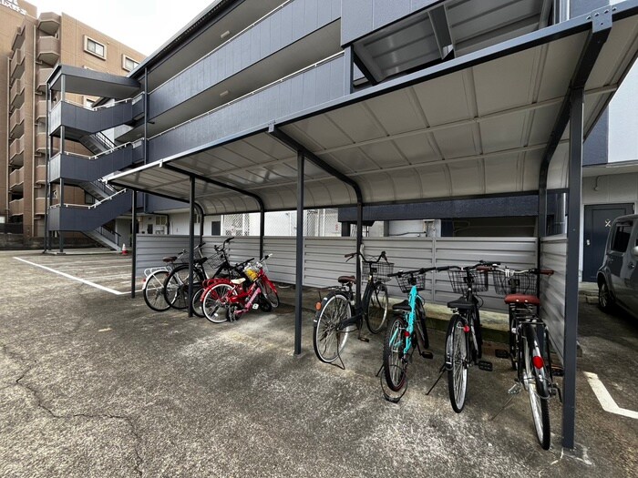 物件外観写真3　(駐輪場)