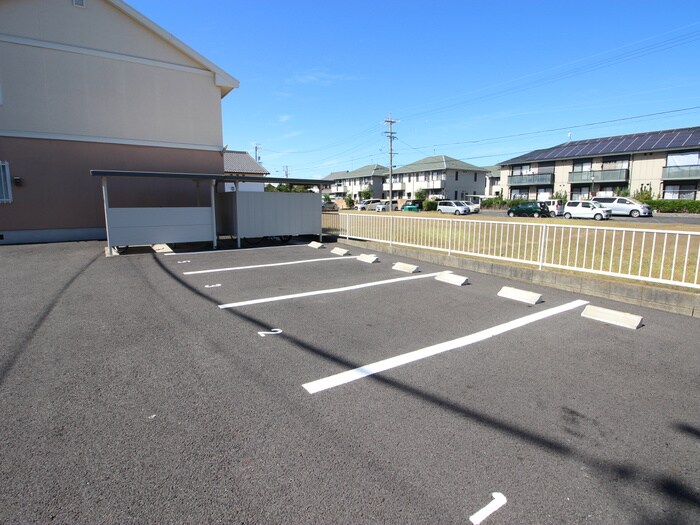 物件外観写真2　(駐車場)