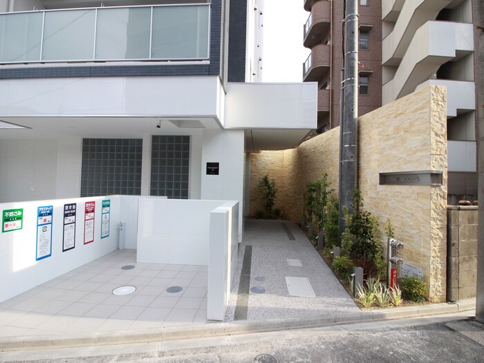 物件外観写真3　(エントランス部分)