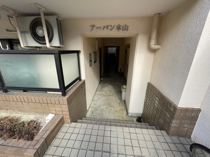 物件外観写真3　(エントランス部分)