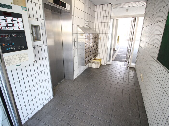 物件外観写真4　(エントランス部分)